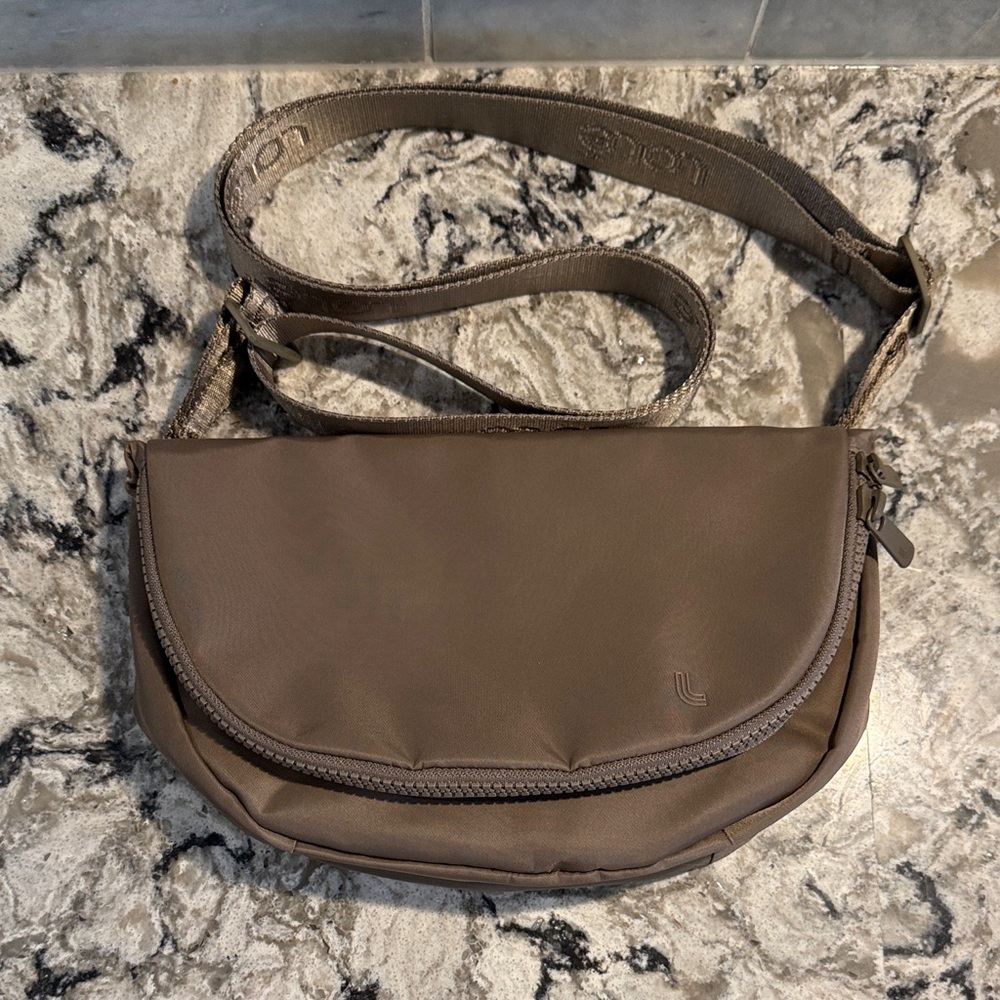 🇨🇦 LOLE NWOT Taupe Brown Crossbody Bag
